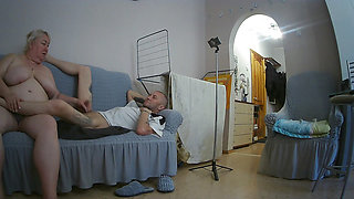 Stepmom helps me jerk off my cock so that I cum