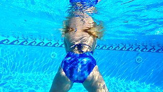 Mit Neuem Badeanzug Im Pool