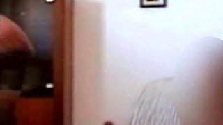 Matura italiana cavalca sul divano in lingerie