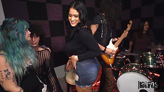 Nia Bleu’s Studio Distraction with a Sensual Beat