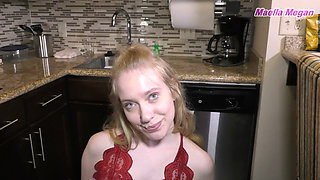Maella (kalllie Taylor) -sucks You off in the Kitchen