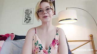 American hottie warms up with a vibrator first