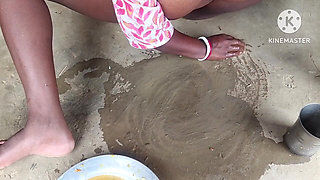 Desi Bhabhi Having Fun While Eating Food