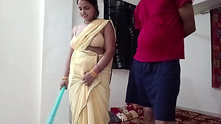 Riya Bhabhi was sweeping her master's house, the owner made sexual relations by talking sexy.