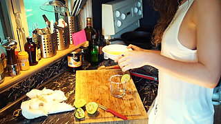 Lemon Juice Vs. Lemon Squeezer