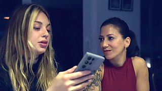 Venus y Marte - My Wife's Friend Snuck Me a Blowjob Under the Table