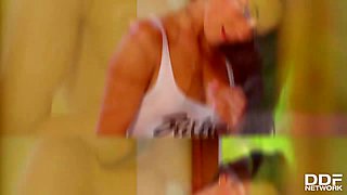 Foamy Fun: Solo Babe Fluffs her Muff in the Tub