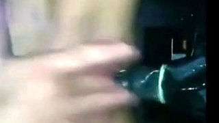 Elle se fait du bien dans la voiture avec son jouet