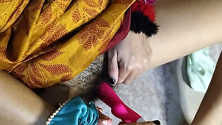 Bhabhi Inserted Sex Toy Into Pussy and Took Out Pussy Juice