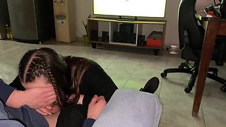 Hermosa Pequena Rubia Argentina Hace Una Mamada Profunda Mientras Vemos Futbol. Copa America Usa With Rubia Hermosa