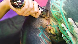 Easy-on-the-eyes Anuskatzz and Miss Flora at pussy licking trailer