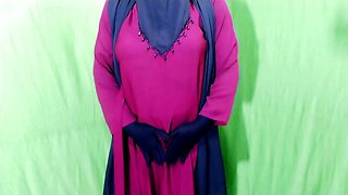 Indian housewife Priya gets down and dirty in the bedroom while chatting