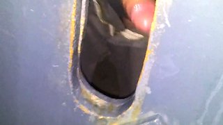 Svenska Hustruns Glory Hole Handjob