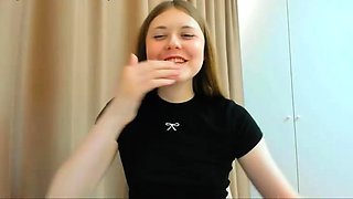 Brunette Tranny jerking in hard dick in solo Webcam