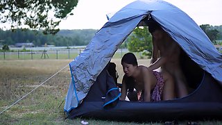 Je baise ma copine dans la tente au risque de se faire surprendre