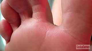 The Giantess Vip Room - Feet First