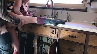 Teen fucks lucky plumber in the kitchen - Erin Electra