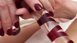 Sexy British MILF Kitty Cream Masturbates in Bed