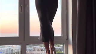 stretching high heels ans long tight skirt