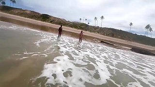 Loira Luxx And Morena Gostosa - Fudendo A Na Praia De Copacabana Com Todo Mundo Olhando