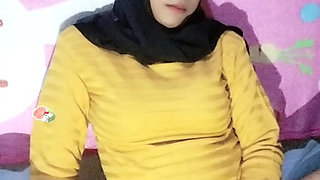 Hijab-clad waria wants to come home from work wanting to blow and sniff