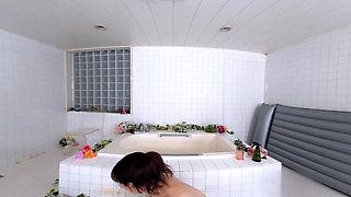 Super Slippery High-class Creampie at a Massage Parlor! 1/2
