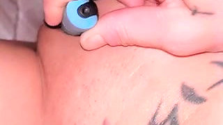 Sexy MILF plays with her vibrator till she cums!!