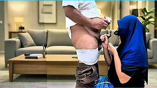 Teman enak laki-laki istri pulang untuk bermain dengannya di ruang tamu . Ice cream on dick she eats cum with ice-cream