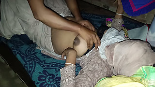 Mausi Ji land per Tel lagao isko aaram se hilao