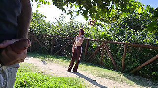 Risky Handjob for a Hot Babe in the Park!