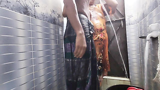 Desi babe enjoys a relaxing bath
