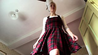 amateur cam babe destroys her ass