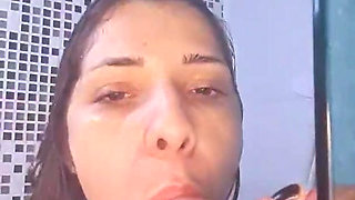 Hot Babe Masturbating in the Bath