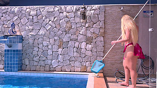 CLEANING MY POOL