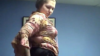 Fat chick suck a glass dildo before inserting it in her pussy