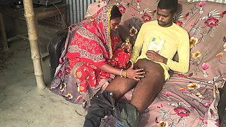 Indian desi housewife lund ko malish Kiya aur gand chudai ki