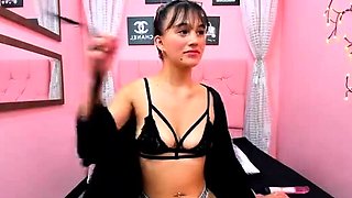 Amateur preggo hoe toys her pussy close up in fetish solo