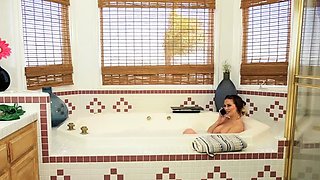 AMATEUR CHUBBY PLAYS WITH PUSSY BIG BOOBS