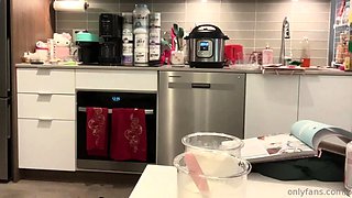 Amateur Webcam Teen Flashes Masturbates