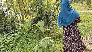 Outdoor sex. While walking in the jungle, he took an Indian Bengali beautiful girl home and fucked her hard. Video Part-01